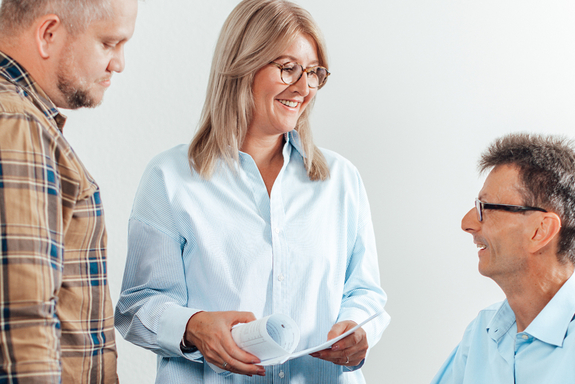 3 Menschen stehen zusammen