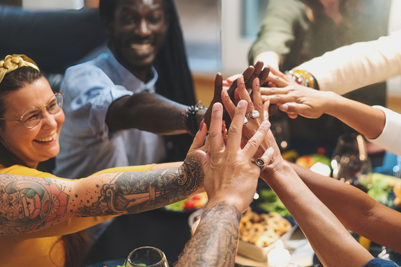 Gruppe von Menschen, die sich die Hand reichen